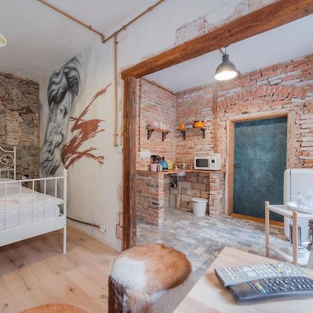Accommodation At The Zeus Apartment 브라티슬라바 외부 사진