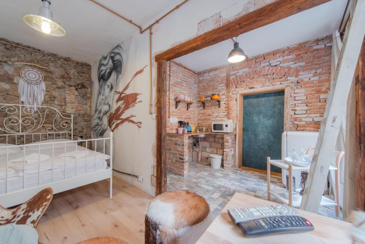 Accommodation At The Zeus Apartment 브라티슬라바 외부 사진